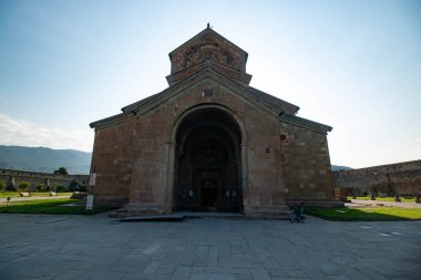 Güzel antik manastır dağlarla çevrili.