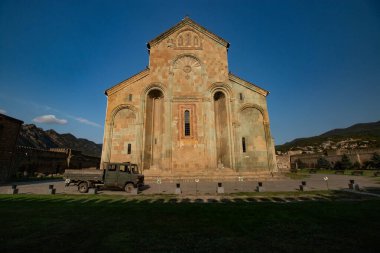 Güzel antik manastır dağlarla çevrili.