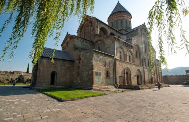 Güzel antik manastır dağlarla çevrili.