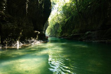 Mavi suyu ve beyaz kayaları olan kanyon.