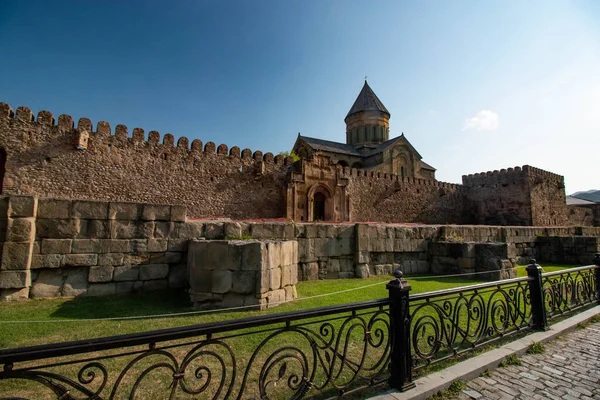 Güzel antik manastır dağlarla çevrili.