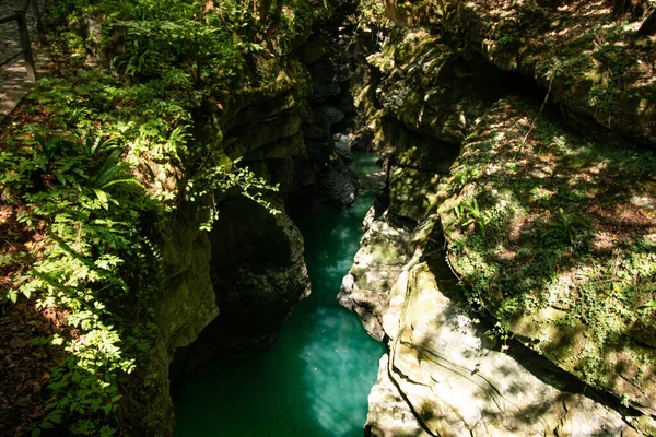 Desfiladeiro Com Água Azul Rochas Brancas — Fotografia de Stock