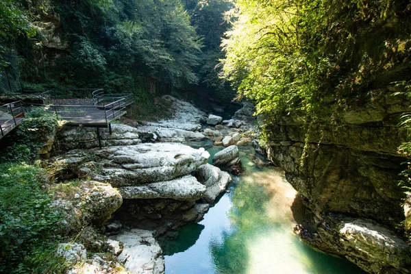 Desfiladeiro Com Água Azul Rochas Brancas — Fotografia de Stock