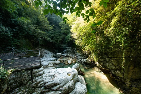 Desfiladeiro Com Água Azul Rochas Brancas — Fotografia de Stock