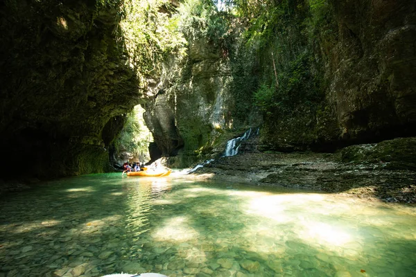 Desfiladeiro Com Água Azul Rochas Brancas — Fotografia de Stock