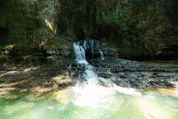 Desfiladeiro Com Água Azul Rochas Brancas — Fotografia de Stock