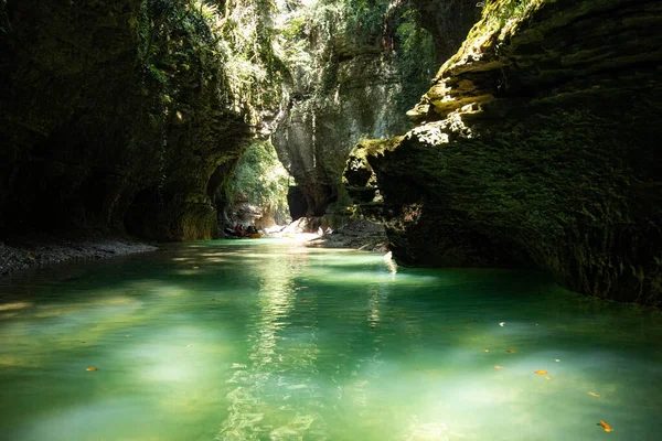Mavi suyu ve beyaz kayaları olan kanyon.