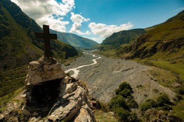 Bir haçla kanyon manzarası