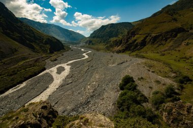 Dağlardaki nehir kanyonu manzarası