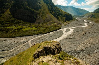 Dağlardaki nehir kanyonu manzarası