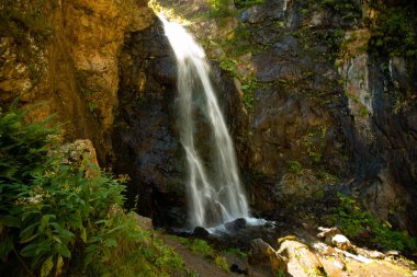 Uçurumdan düşen şelale