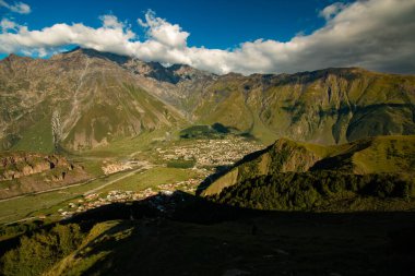 Dağlardaki şehrin manzarası yükseklerden.