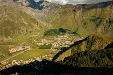 Dağlardaki şehrin manzarası yükseklerden.