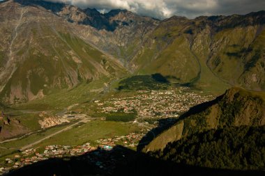 Dağlardaki şehrin manzarası yükseklerden.