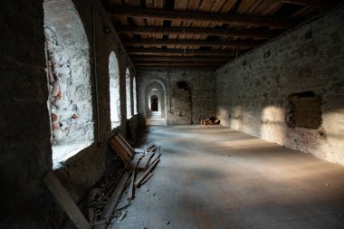 Taş duvarlı terk edilmiş binalar