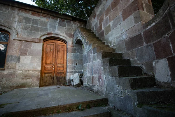 Taş duvarlı terk edilmiş binalar