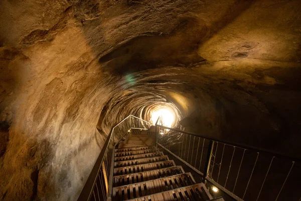 Túnel Rocha Com Uma Escada — Fotografia de Stock