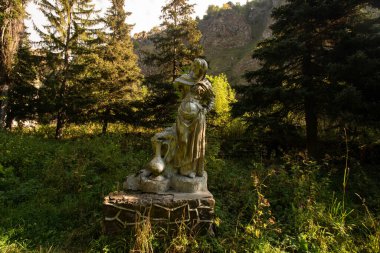 Kamptaki çocukların heykellerini parçaladılar.