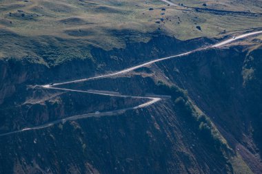 Dağların ve yolların güzel manzarası