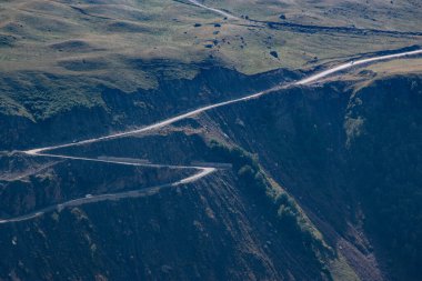 Dağların ve yolların güzel manzarası