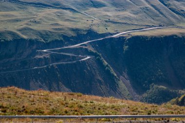 Dağların ve yolların güzel manzarası