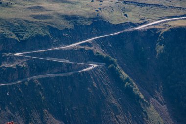 Dağların ve yolların güzel manzarası
