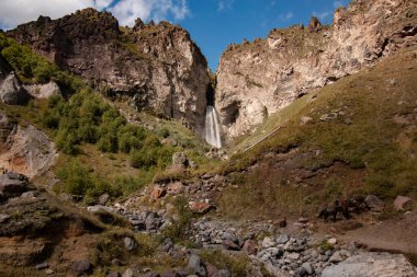 Dağlarda büyük bir şelale