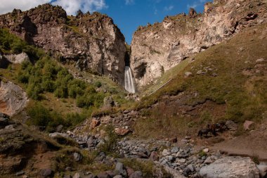Dağlarda büyük bir şelale