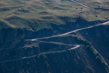 Dağların ve yolların güzel manzarası