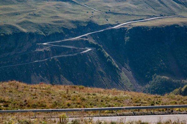 Dağların ve yolların güzel manzarası