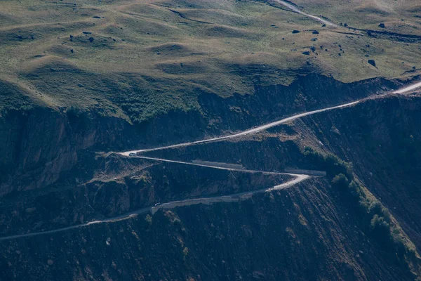 Dağların ve yolların güzel manzarası