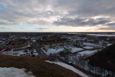Gün batımında dağdan şehrin manzarası