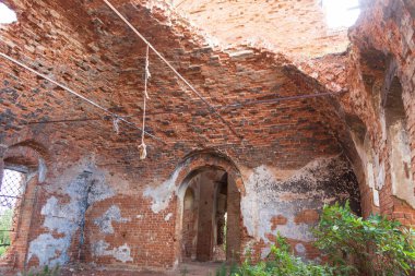 Terk edilmiş bir kırmızı tuğla kilise binası.