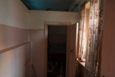 Terk edilmiş bir binada oda