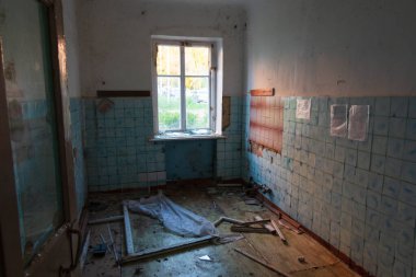 Terk edilmiş bir binada oda