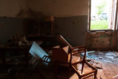 Terk edilmiş bir binada oda