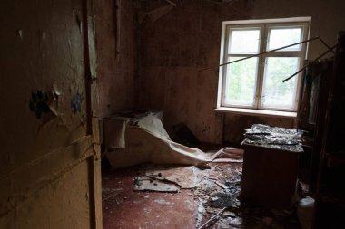 Terk edilmiş bir binada oda