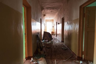 Terk edilmiş bir binada oda