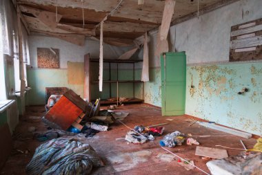 Terk edilmiş bir binada oda