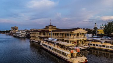 Nehir ve gemi şehirde