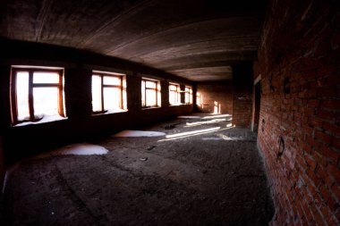 tuğla kırmızı terk edilmiş bina