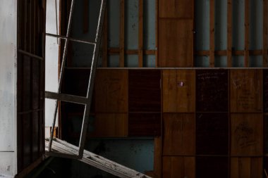 Terk edilmiş bir binanın içinde.