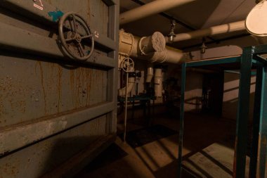 Terk edilmiş bir sığınağın içinde.