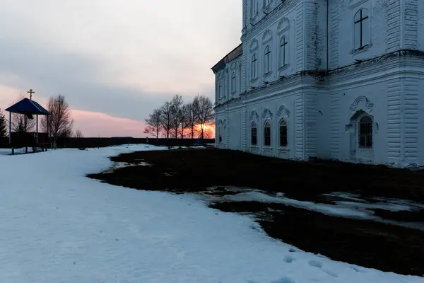 Mooie Witte Kerk Bij Zonsondergang — Stockfoto