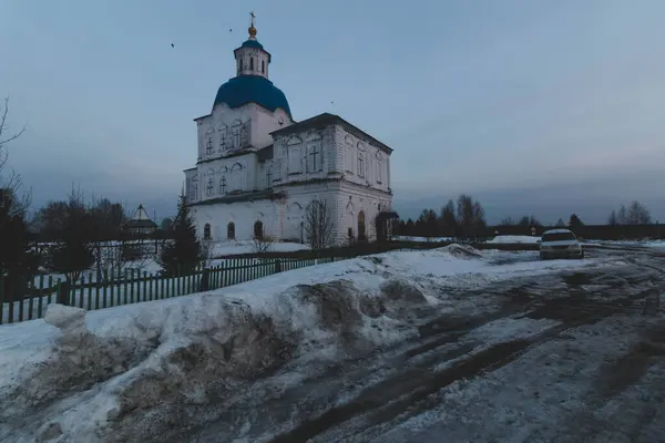 日没時の美しい白い教会 — ストック写真