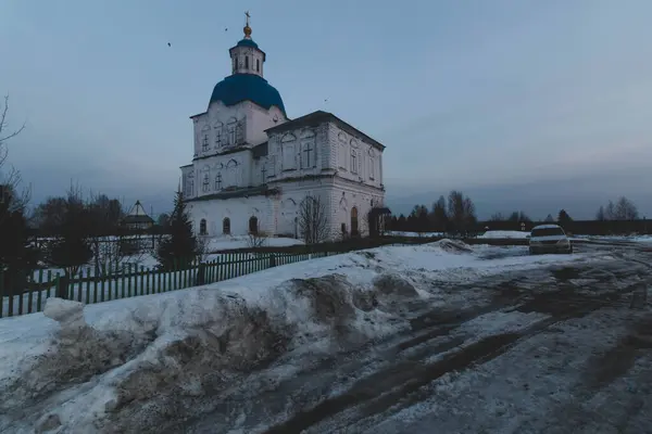 Mooie Witte Kerk Bij Zonsondergang — Stockfoto