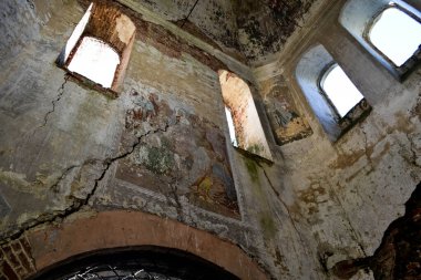 Ormanda terk edilmiş eski bir kilise.