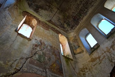 Ormanda terk edilmiş eski bir kilise.