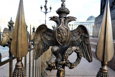 İki başlı kartalın metal heykelciği