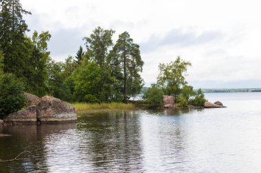 Nehirde büyük taşlar